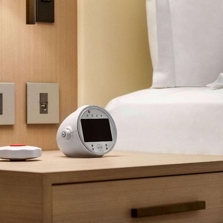 Ramada By Wyndham Riyadh King Fahd Road المظهر الخارجي الصورة A bedside alarm