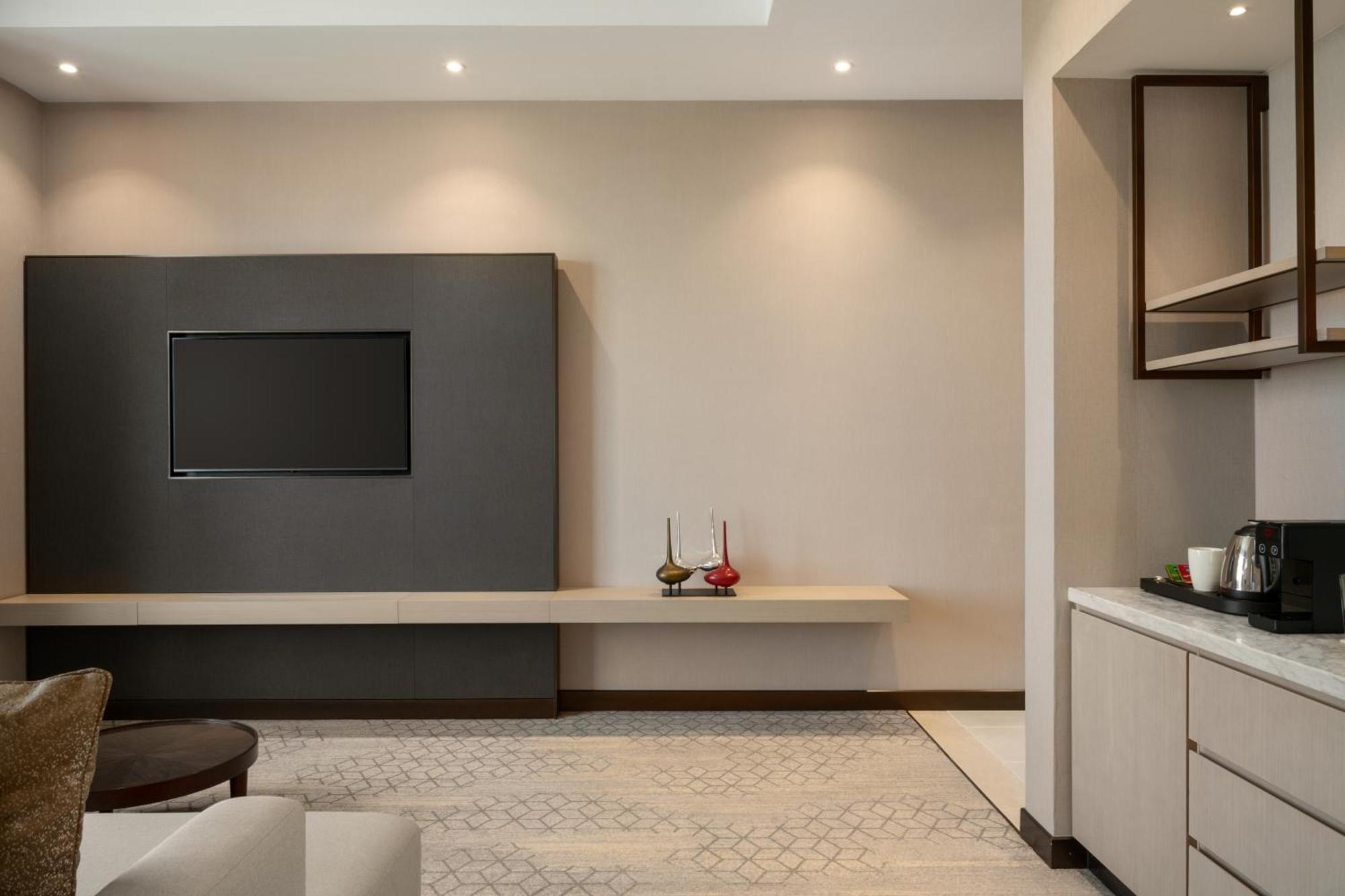 Ramada By Wyndham Riyadh King Fahd Road المظهر الخارجي الصورة A living room at the hotel