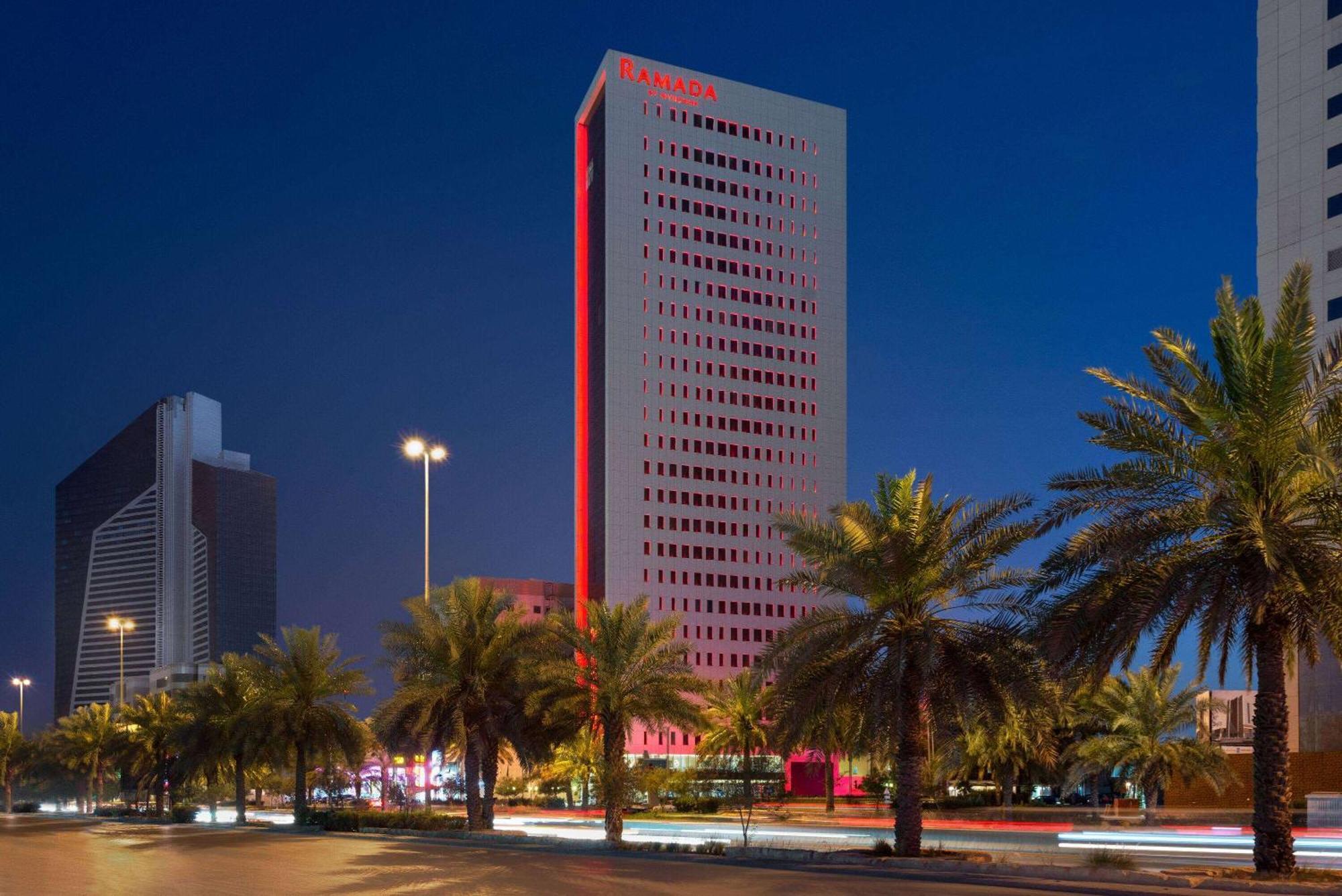 Ramada By Wyndham Riyadh King Fahd Road المظهر الخارجي الصورة The hotel at night