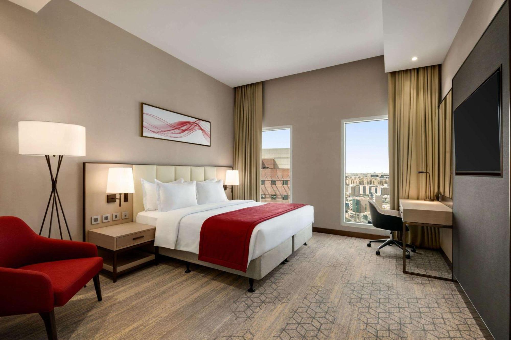 Ramada By Wyndham Riyadh King Fahd Road المظهر الخارجي الصورة A guest room at the Hilton Garden Inn, London Heathrow