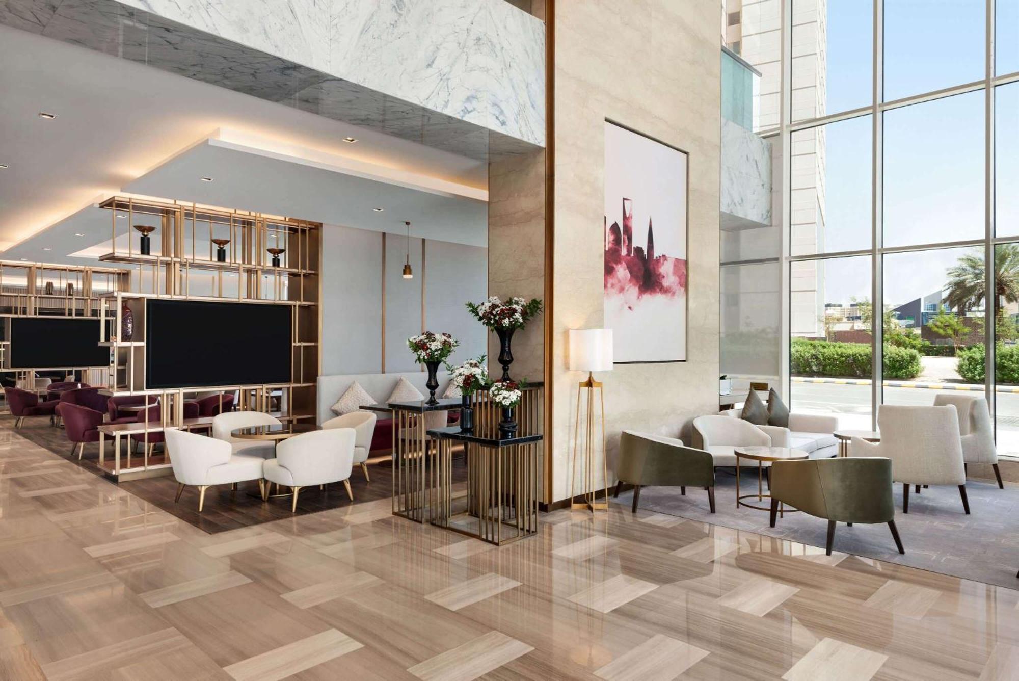 Ramada By Wyndham Riyadh King Fahd Road المظهر الخارجي الصورة The lobby of the hotel