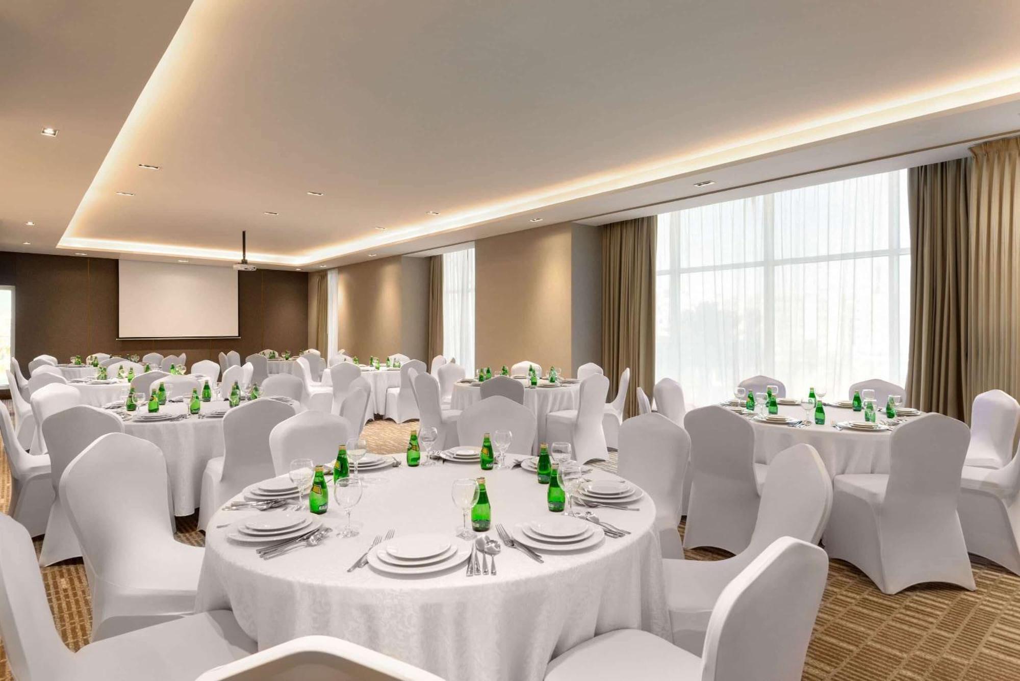 Ramada By Wyndham Riyadh King Fahd Road المظهر الخارجي الصورة A typical banquet hall