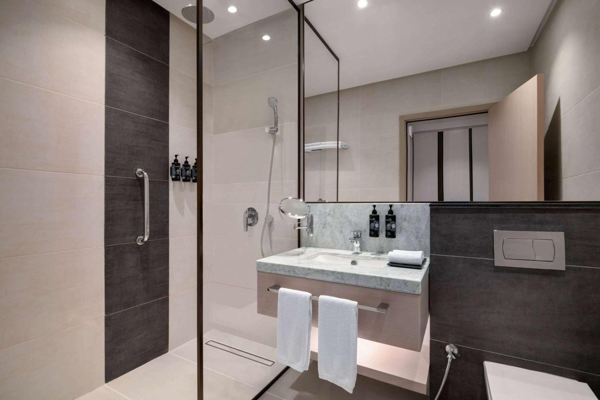 Ramada By Wyndham Riyadh King Fahd Road المظهر الخارجي الصورة Bathroom