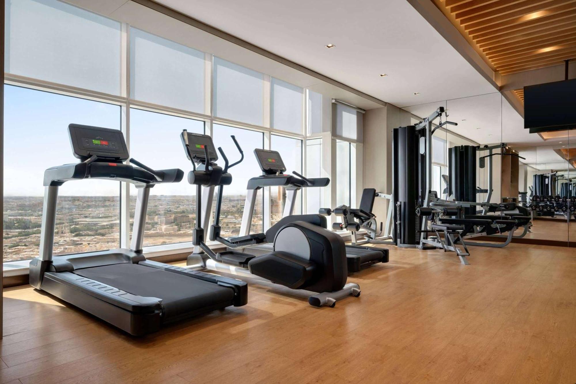 Ramada By Wyndham Riyadh King Fahd Road المظهر الخارجي الصورة A gym at a hotel